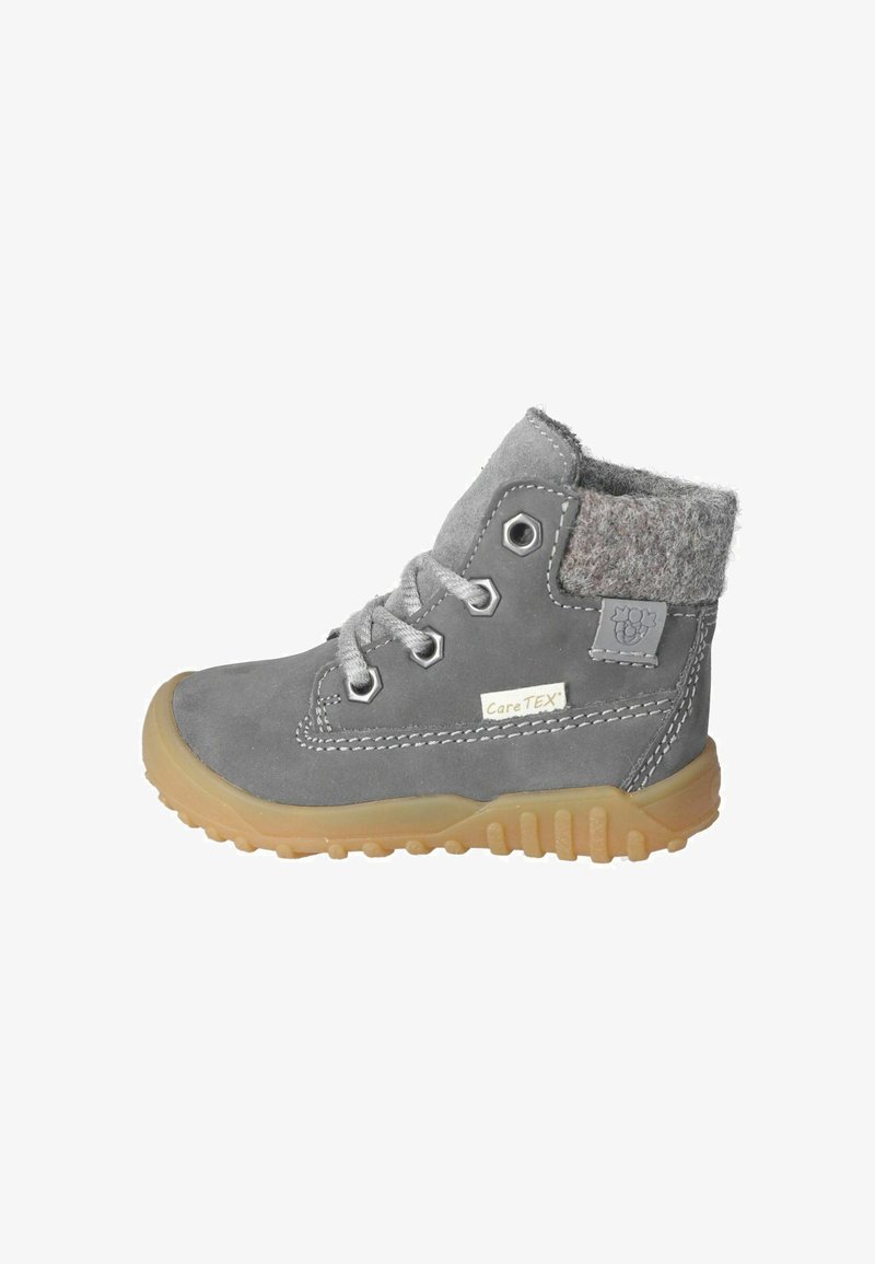 Bota impermeable gris con material de ante, cuello de fieltro gris texturizado, diseño de cordones y suela de goma. Presenta ojales de metal y etiqueta CareTEX.