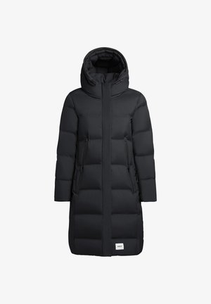 Párnázott fekete parka kabát magas gallérral, elülső cipzárral, két oldalsó cipzáras zsebbe, és logóval az alsó szegélyen; sima textúra.