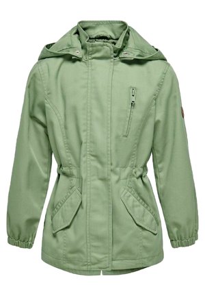 Chaqueta con capucha de color verde claro, con cremallera frontal, cintura y puños elásticos, dos bolsillos frontales con solapa y un bolsillo en el pecho con cremallera.