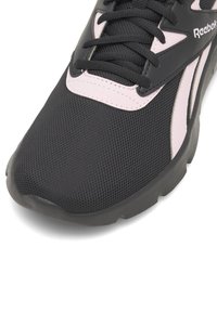 Czarny but sportowy z oddychającą siateczką, różowymi akcentami i wyściełanym kołnierzem. Posiada teksturowany czubek i gumową podeszwę.
