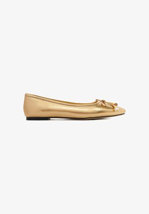 Goldene metallische Ballerina mit kleiner Schleife und Perlendetail an der spitzen Zehe, flache Sohle, Seitenansicht auf weißem Hintergrund.