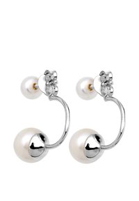 Perlen- und Silberohrringe mit einem geschwungenen Design, die zwei sphärische Perlen aufweisen, eine größere und eine kleinere, die an der Oberseite befestigt sind.