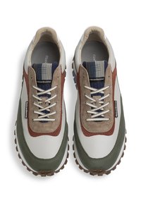 Valkoiset ja vihreät urheilukengät, joissa on verkkomainen ja mokkanahkainen päällinen ruskeilla ja vaaleanbeigeillä yksityiskohdilla, teksturoidut nauhat ja kestävä pohjamuotoilu.