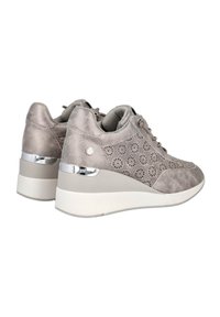 Zapatillas de cuña de ante gris con un patrón floral perforado, detalles plateados y una suela blanca acolchada. Cierre con cordones y cuello acolchado.