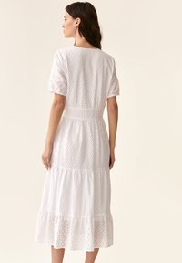 TATUUM MONTREA - Denné šaty - white