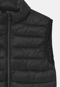 Czarna kamizelka puchowa z wysokim kołnierzem i zapięciem na zamek, z poziomymi pikowanymi sekcjami i bez materiałowego wykończenia otworów na ręce.