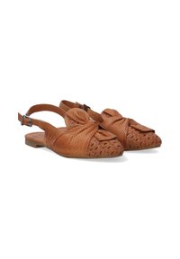 Brązowe skórzane buty typu slingback z perforacjami, węzłem na czubku oraz wzorzystą podeszwą. Płaski obcas i regulowany pasek na kostkę.