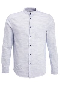 Chemise boutonnée bleu clair avec col mao, manches longues, poche poitrine et tissu texturé présentant de subtiles rayures horizontales.