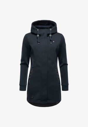 Sötétkék hosszú kabát kapucnival, texturált anyagból készült. Oldalsó cipzáras zsebekkel és állítható húzózsinórokkal rendelkezik. Egyszerű dizájn, minta nélkül.