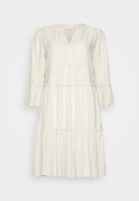Robe beige clair avec des rayures blanches verticales, col rond et patte de boutonnage. Présente des manches trois-quarts et un ourlet en volants superposés.