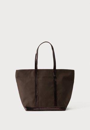 Sac fourre-tout marron foncé avec deux longues poignées ornées de sequins et une bordure assortie en sequins le long du bord inférieur.