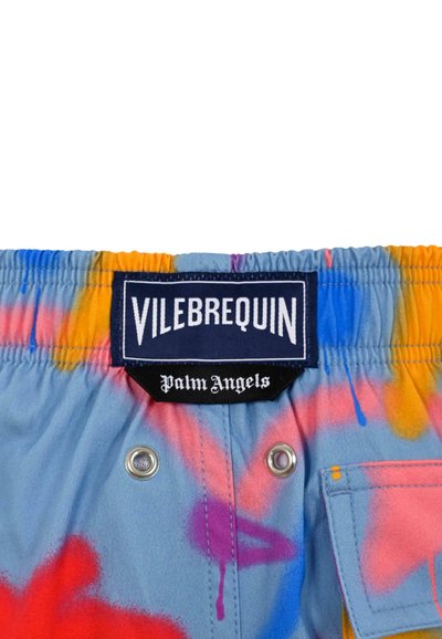 Shorts de bain colorés présentant un motif tie-dye dans des nuances de bleu, orange et rose. Comprend une étiquette de logo et des œillets en métal pour la fonctionnalité.