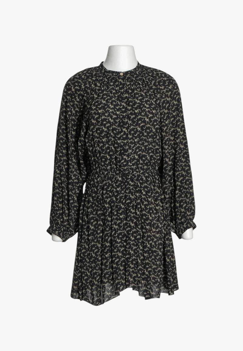 Robe noire à manches longues avec motif abstrait blanc, encolure ronde, taille froncée et jupe légèrement évasée sur un mannequin blanc.