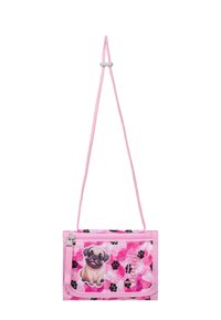 Borsa a tracolla di tessuto rosa con illustrazione di un bulldog francese e impronte di zampe nere. Il design ha una finitura testurizzata e una chiusura con zip.