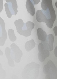 Tela gris claro con un sutil estampado abstracto de leopardo en tonos gris oscuro y azul suave, con una superficie lisa y texturizada.