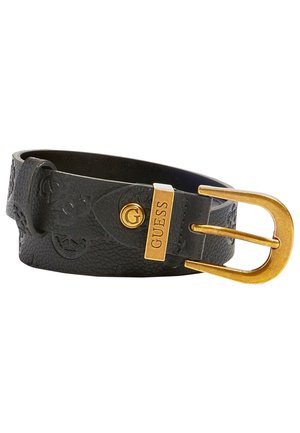 Czarny teksturowany skórzany pasek ze złotą klamrą i prostokątną złotą plakietką z grawerem 'GUESS'.