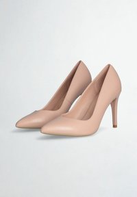 Tacchi alti in pelle beige con punta affusolata, texture liscia, tacco a stiletto di 10 cm e design a bassa scollatura sui lati.