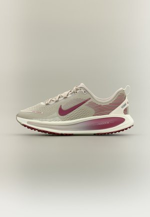 Nike Performance VOMERO 18 UNISEX - Chaussures de running sur route - cream/pink smoke/sail