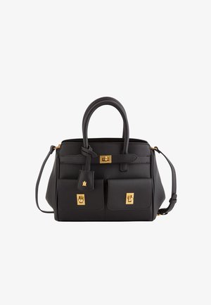 Sac à main en cuir noir avec ferrures dorées, double poignées, bandoulière amovible, poches avant et détail d'étiquette de bagage.