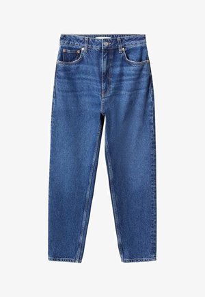 Persona con vaqueros azules de talle alto, una camiseta sin mangas gris clara y una camisa vaquera azul desabrochada sobre los hombros.