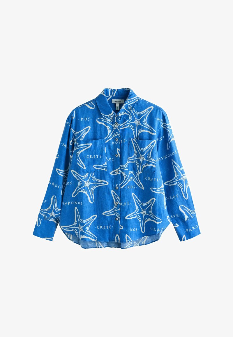 Chemise bleue à boutons avec des étoiles de mer blanches et des noms d'îles grecques imprimés, comportant deux poches poitrine et des manches longues.