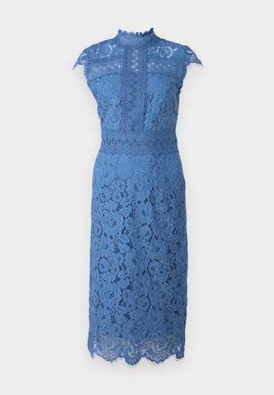 Μπλε δαντελένιο φόρεμα με ψηλή λαιμόκοψη, μανίκια τύπου καπάκι, λουλουδάτα μοτίβα και σχέδιο με κυματιστό τελείωμα. Έμφαση σε περίπλοκες λεπτομέρειες δαντέλας.