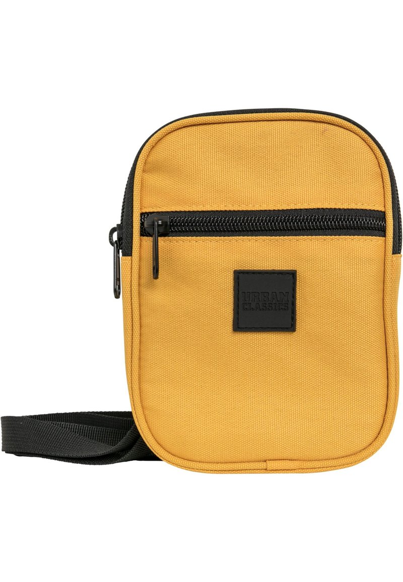 Žuta tkanina crossbody torbica s teksturiranom površinom, prednji zip džep, crni zatvarač i podesiva traka. Ima kvadratnu oznaku brenda.