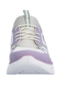 Przód białego i fioletowego buta sportowego z białymi sznurowadłami i zielono-paskowym uchwytem na języku.