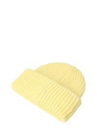 Żółta czapka beanie z prążkowanego dzianiny z podwiniętym brzegiem. Materiał wydaje się miękki i teksturowany, z jednolitymi pionowymi paskami.