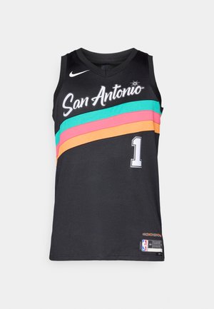 Camiseta de baloncesto negra con la inscripción "San Antonio" en blanco, con franjas horizontales multicolores en aqua, rosa y naranja. Número 1 en el frente.