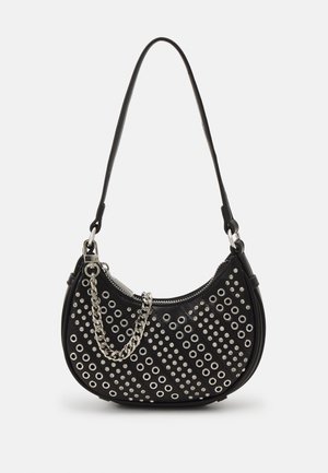 Czarna torebka w kształcie półksiężyca z wzorami ze srebrnych oczek i ćwieków, małym łańcuszkiem oraz długim paskiem na ramię na białym tle.