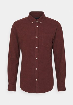 Camisa de botón de manga larga en color burdeos, confeccionada en tejido texturizado, con un bolsillo en el pecho y botones blancos, con un cuello clásico y dobladillo curvado.