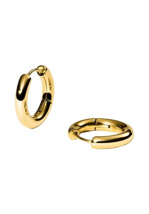 Paar kleine, glänzende goldene Creolen mit abgerundeten Kanten, eine geöffnet und die andere geschlossen, auf weißem Hintergrund.