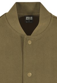 Olivengrøn jakke med trykknapper, rund krave og "Urban Classics" label syet ind i kraven, størrelse medium.