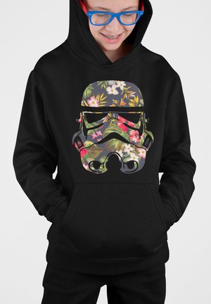Felpa nera con design di un casco di stormtrooper decorato con un motivo floreale. Il tessuto sembra morbido, con una vestibilità comoda e una tasca a marsupio frontale.