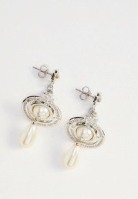 Srebrne kolczyki na sztyft z owalnymi obręczami z wygrawerowanym tekstem, centralną okrągłą perłą, małymi kolorowymi kamieniami i wiszącą perłą w kształcie kropli łzy.