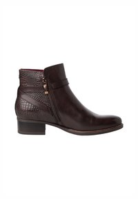 Botas de tobillo de cuero marrón con un respaldo texturizado de patrón de reptil, cremallera lateral y un tacón bajo apilado. Superficie lisa y diseño moderno.