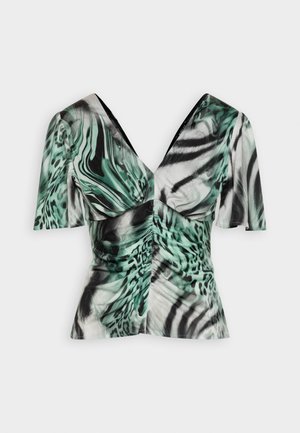 Blůza s krátkým rukávem s potiskem zvířecí srsti v zelené, černé a bílé barvě, s řaseným předním dílem a hlubokým výstřihem do V na jednobarevném pozadí.