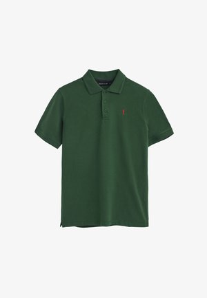 Polo verde hecho de algodón, con un cuello clásico, una tapeta de tres botones y un pequeño logo rojo en el lado izquierdo del pecho.
