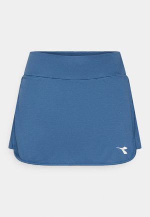 Modrá športová sukňa vyrobená z hladkej látky, s širokým pásom a bočnými rozparky pre pohodlné pohybovanie. Logo je umiestnené v pravom dolnom rohu.