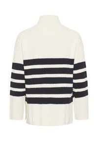 Pull en tricot côtelé blanc avec des rayures noires horizontales dans le dos et sur les manches, doté d'un col montant et d'entailles sur les côtés.