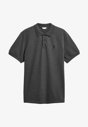 Polo shirt grigio scuro realizzato in tessuto a maglia, con colletto classico, pattina con tre bottoni e un piccolo emblema ricamato sul lato sinistro del petto.