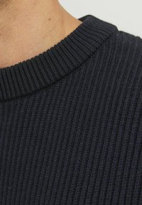 Maglione a coste blu navy con un fit spesso e una lavorazione testurizzata, dotato di scollatura rotonda. Il tessuto sembra morbido e confortevole.