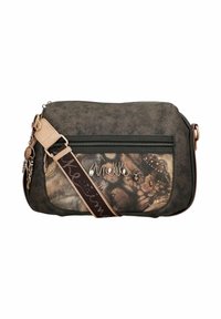 Braune synthetische Tasche mit strukturierter Oberfläche, ausgestattet mit einer transparenten Tasche und dekorativen Akzenten. Verstellbarer Riemen mit Musterdetail.