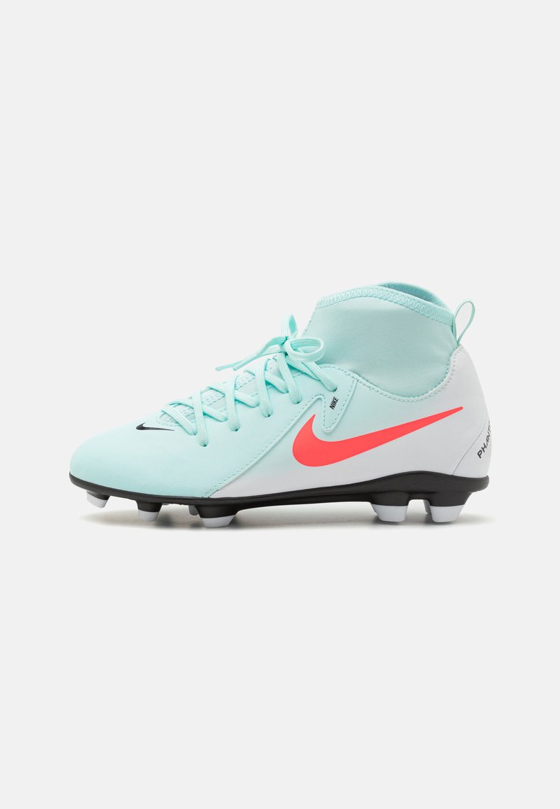 Crampon de football bleu clair avec des accents blancs et un swoosh Nike rose vif. Présente un design monté haut et des crampons moulés noirs pour une meilleure traction.