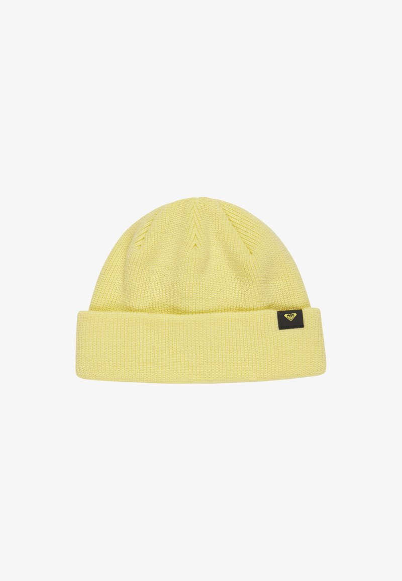 Żółta dziana czapka beanie z podwiniętym brzegiem, posiadająca fakturowany wzór oraz małą czarną metkę z logo serca z boku.