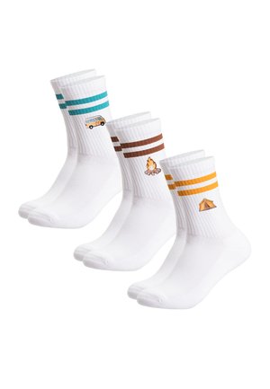 Drei Paar weiße Knöchelsocken mit farbigen Streifen nahe oben und campingbezogenen Symbolen: Van, Lagerfeuer und Zelt.