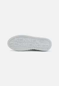 Talpa de tenis din cauciuc alb, cu un grip texturat. Prezintă numele de marcă „KENNEL SCHMENGER” embosat și caneluri subtile pentru tracțiune.