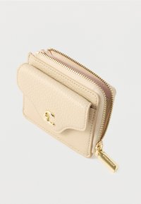 Μπεζ δερμάτινο πορτοφόλι με φερμουάρ, υφή στην επιφάνεια, χρυσά μεταλλικά στοιχεία και επιπλέον μπροστινή τσέπη με κούμπωμα τύπου τσακίσματος.