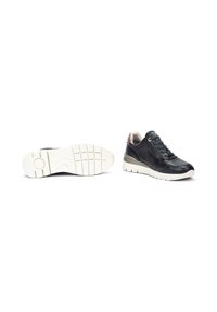Zapatillas de cuero negro con suela de goma blanca, con diseño de cordones, cuello acolchado y acentos laterales para mayor estilo y comodidad.